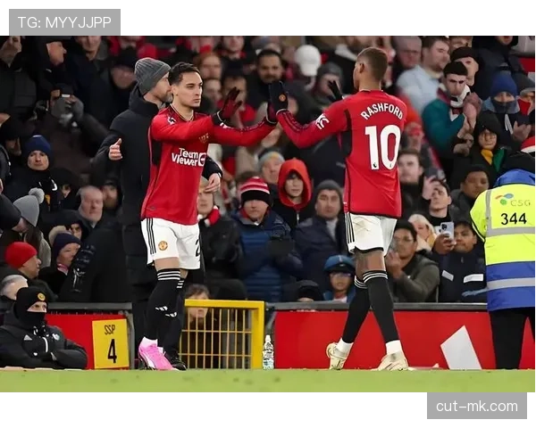 滕哈赫执教曼联后表现稳健，带领红魔迎来复苏状态，备受期待英超冠军争夺战。