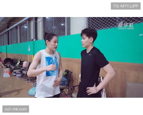 杨力维居然能把篮球场当成嘉年华，生活里到底有多少咱没见过的奢侈？