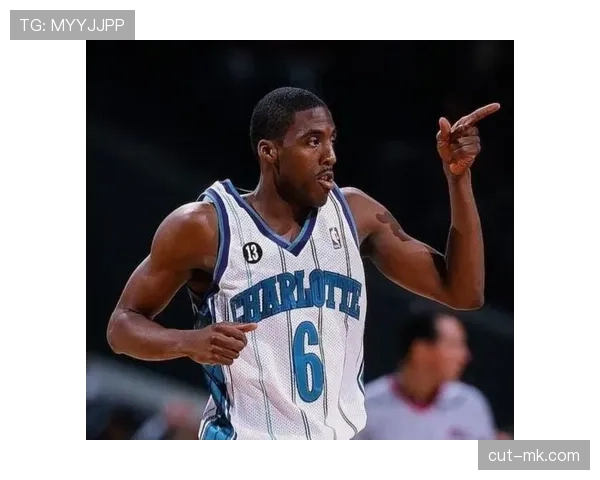 埃迪·琼斯无球跑动拉开空间，改变对手防守布局